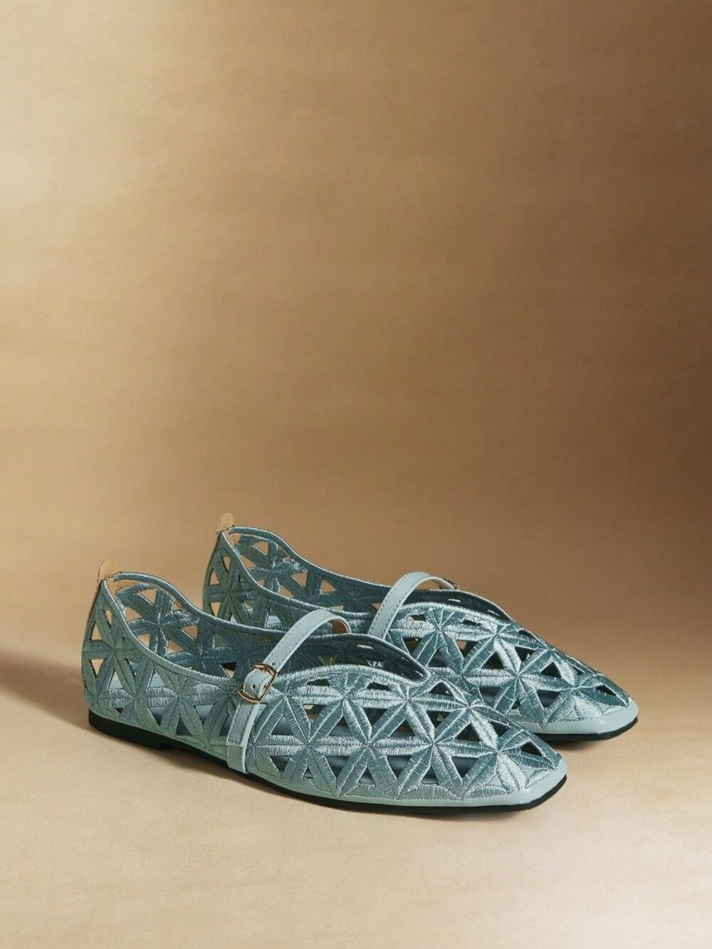 Elegant Women's Hollow-Out Flat Shoes - Picture 3 of 5